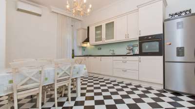 spacious full kitchen